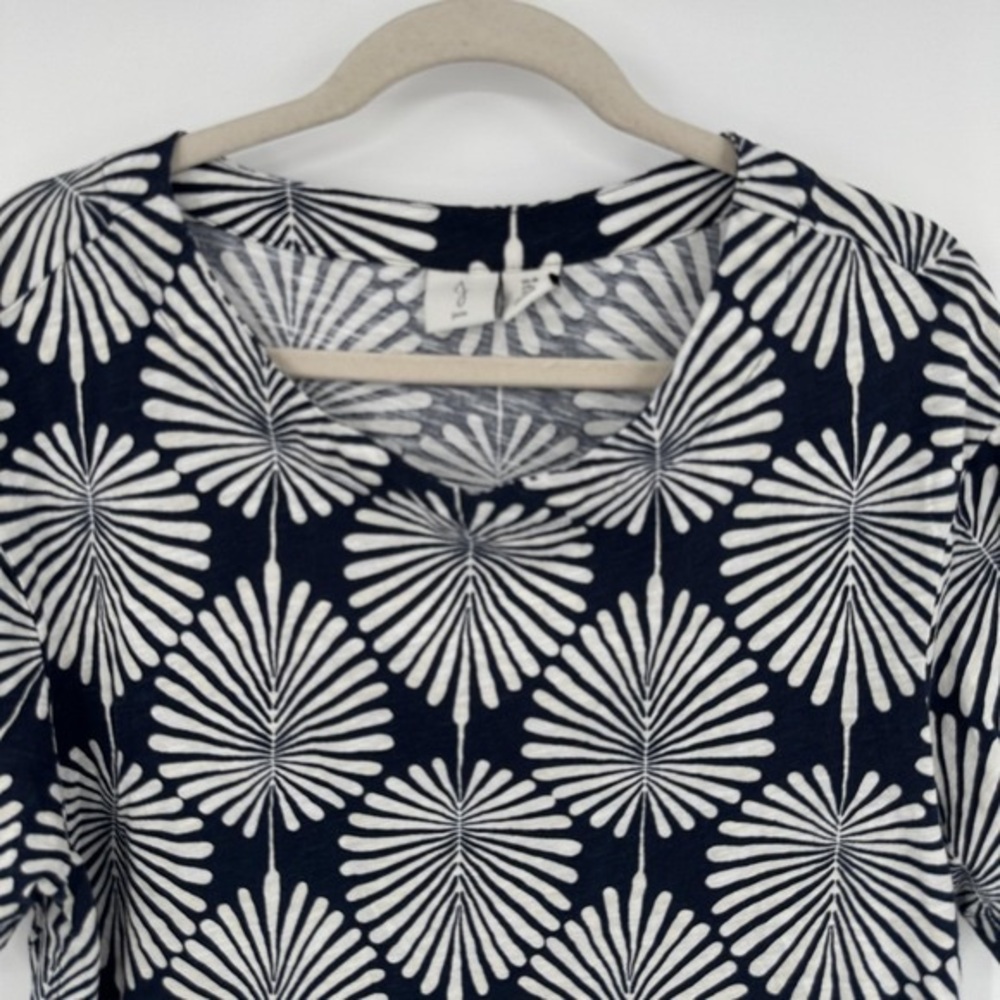 Women's Navy and White Patterned Short Sleeve Top - Picture 2 of 4